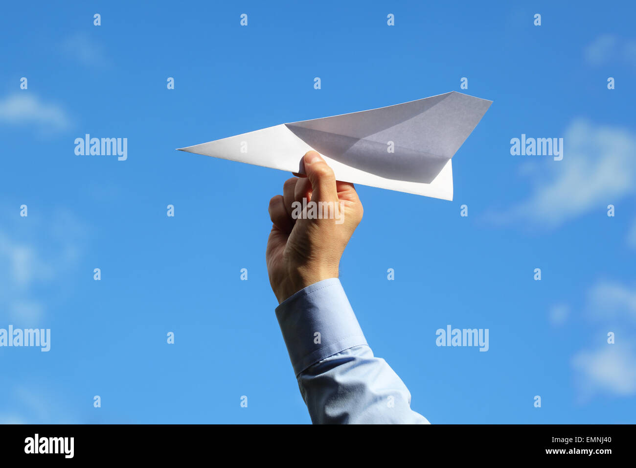 Imprenditore lanciando un aeroplano di carta concept per il business di avvio, imprenditore, creatività e libertà Foto Stock