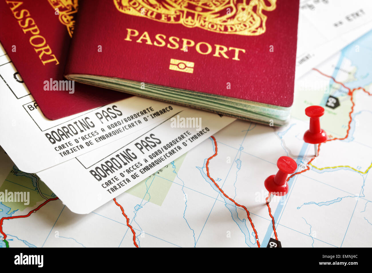 Carta d'imbarco e passaporto sulla mappa con il concetto di puntina per i viaggi e le vacanze Foto Stock