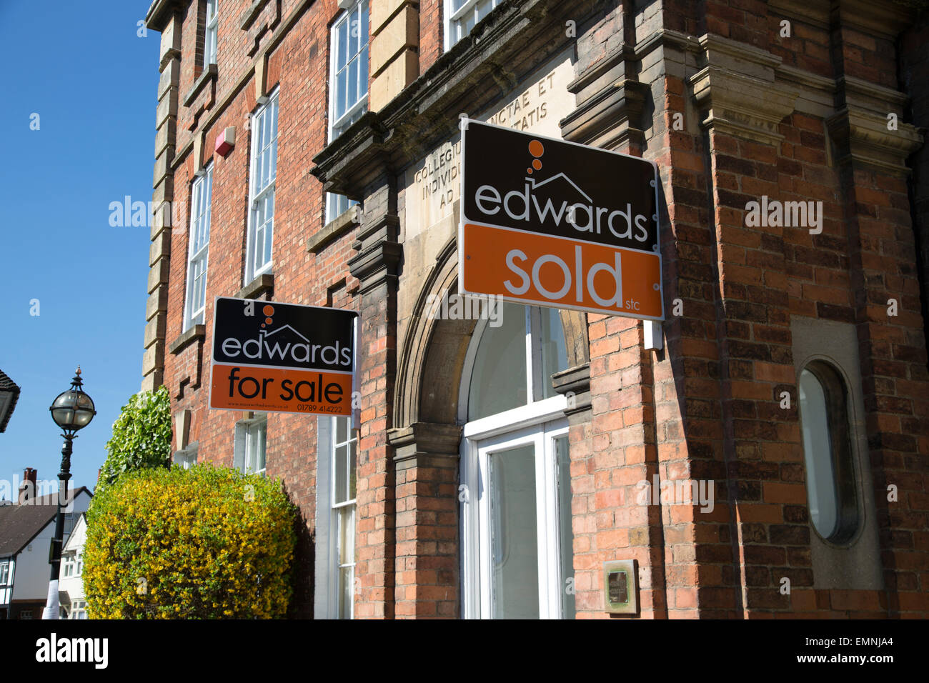 Agenti immobiliari in vendita e schede madri vendute al di fuori di una proprietà in Stratford upon Avon, Warwickshire, Inghilterra Foto Stock