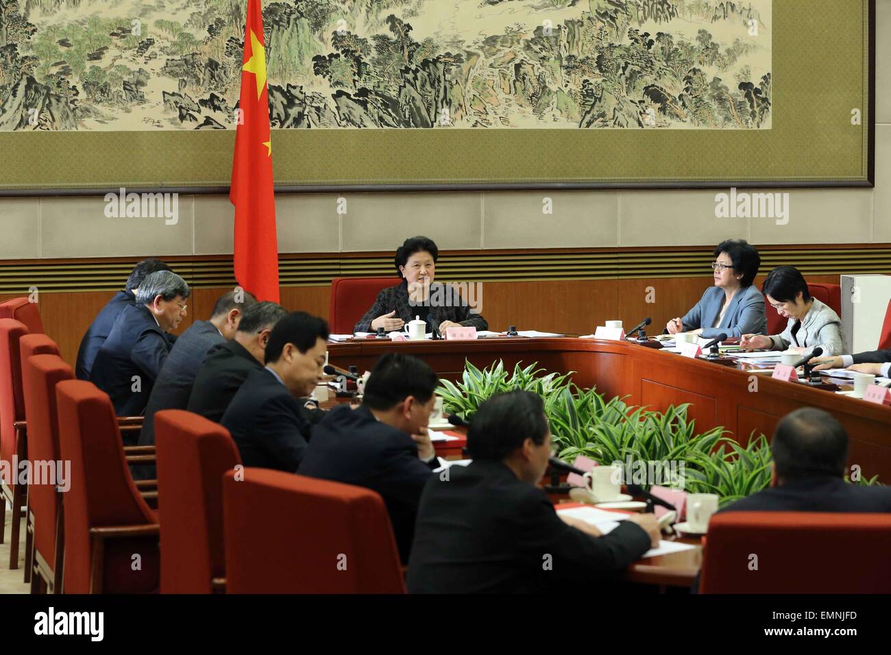 Pechino, Cina. Xxi Aprile, 2015. Chinese Vice Premier Liu Yandong (C posteriore) partecipa a una riunione del comitato consultivo sul medico e della riforma sanitaria a Pechino in Cina, 21 aprile 2015. © Liu Weibing/Xinhua/Alamy Live News Foto Stock
