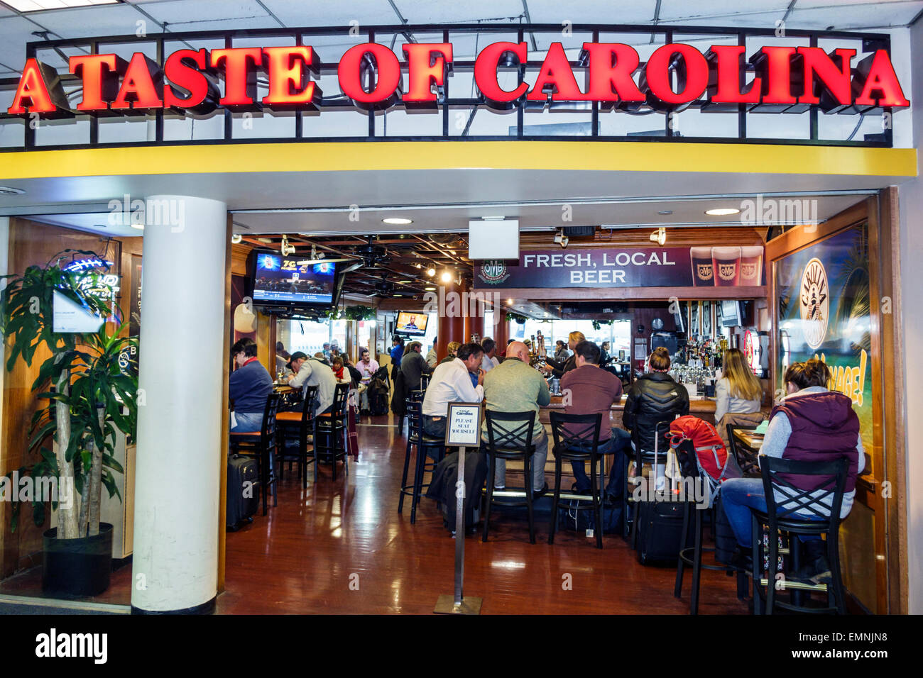 Carolina del Nord, Sud, Charlotte, Charlotte Douglas International Airport, CLT, terminal, gate, ristorante ristoranti ristorazione mangiare fuori caffè cafè bist Foto Stock