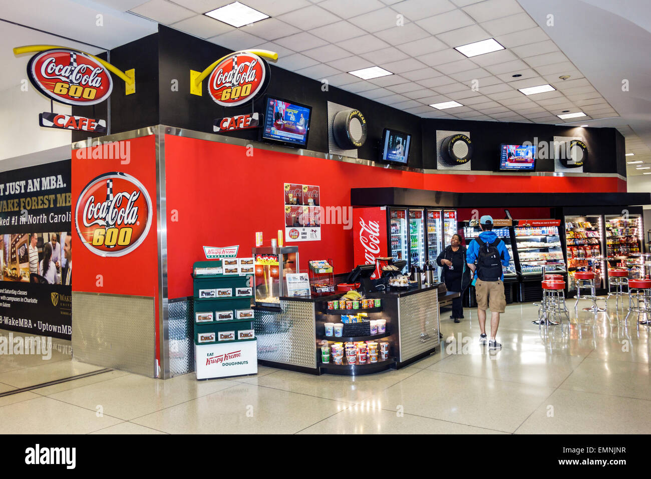 North Carolina, South, Charlotte, Charlotte Douglas International Airport, CLT, terminal, gate, fronte, ingresso, Coca-Cola 600 Cafe, minimarket, visitatori Foto Stock