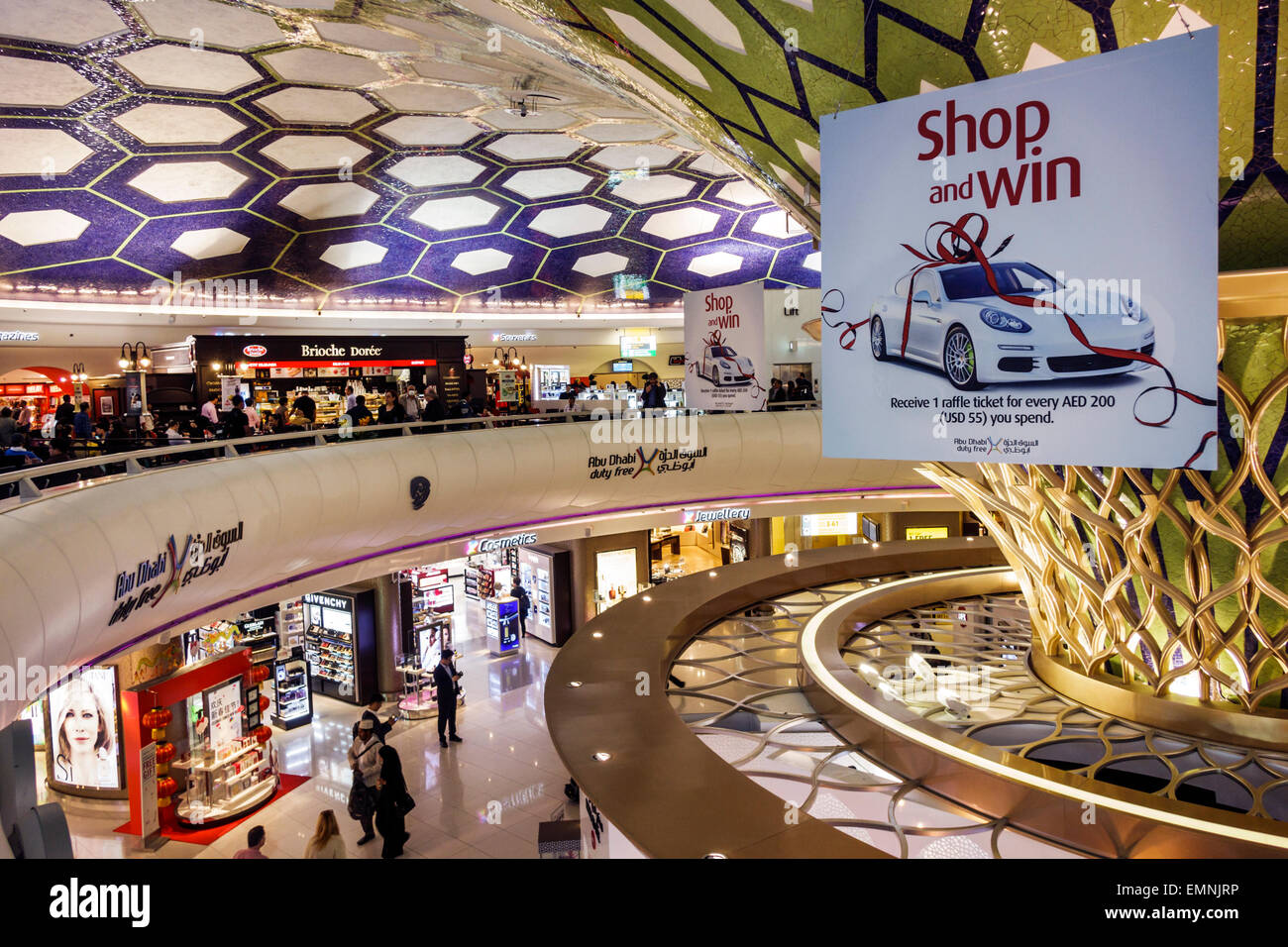 Abu Dhabi Emirati Arabi Uniti UAE,Aeroporto Internazionale,AUH,terminal,gate,interno,design,shopping shopper negozi negozi mercati di mercato Foto Stock