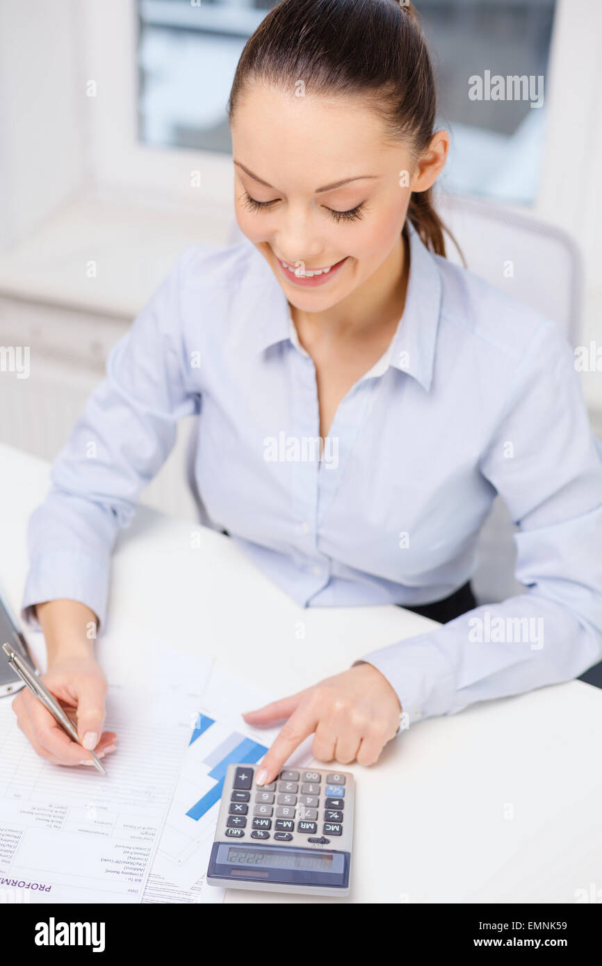 Imprenditrice di lavoro con documenti di office Foto Stock
