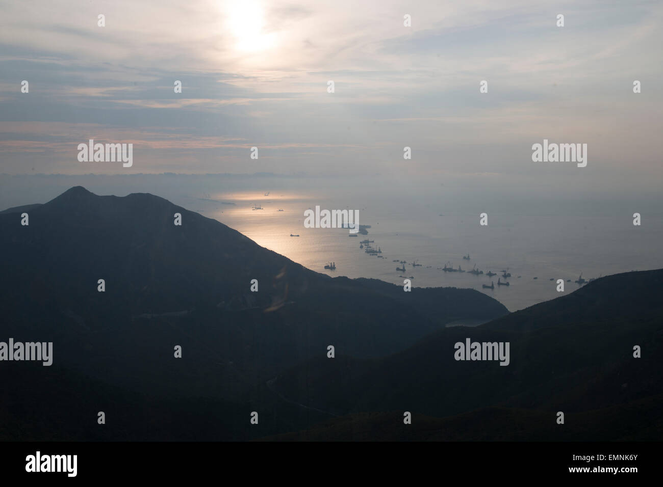 I raggi del sole e le nuvole si vede dall'Isola di Lantau in Hong Kong Foto Stock