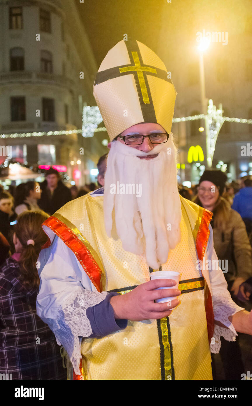 Uomo su Mikulas costume. Saint Nicholas Day, Brno, Repubblica Ceca Foto Stock