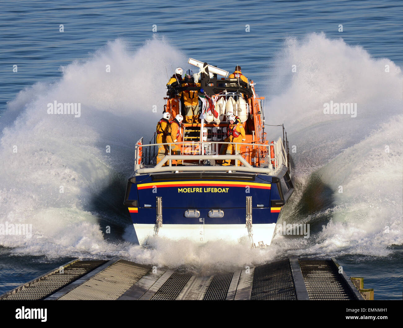 Il Moelfre scialuppa di salvataggio è lanciato come parte di un equipaggio esercitazione in Moelfre sull'isola gallese di Anglesey. Foto Stock