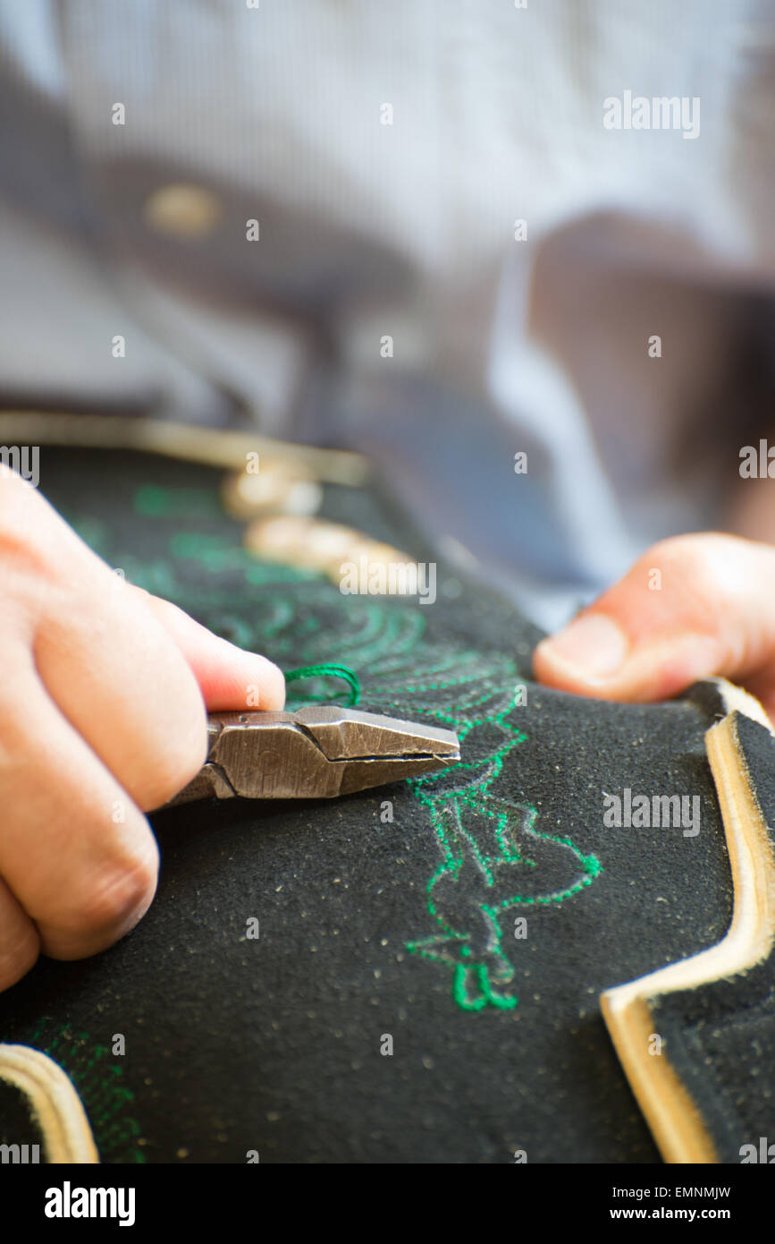 Lederhosenmacher bei der Herstellung einer händischen Auszier un einer Ausseer Lederhose, Bad Aussee, Steiermark, Salzkammergut, Foto Stock