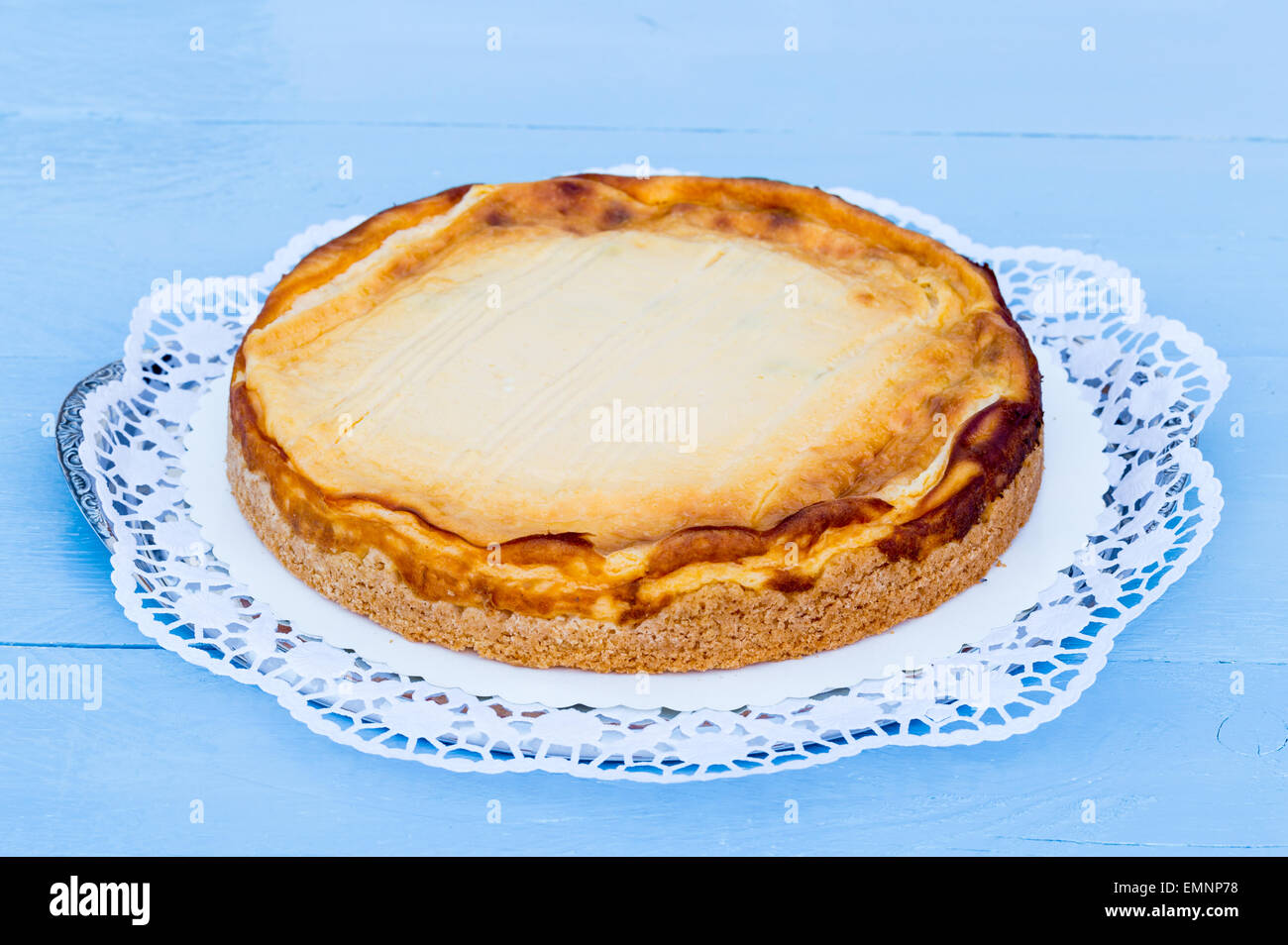 La cheesecake su legno blu con torta di pizzo. Foto Stock