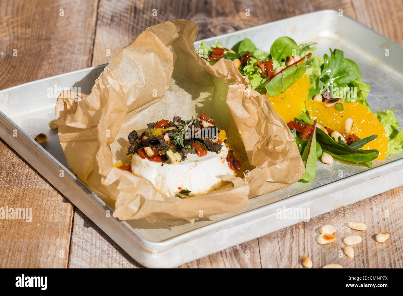 Cotto formaggi di capra mediterraneo in carta pergamena. Foto Stock