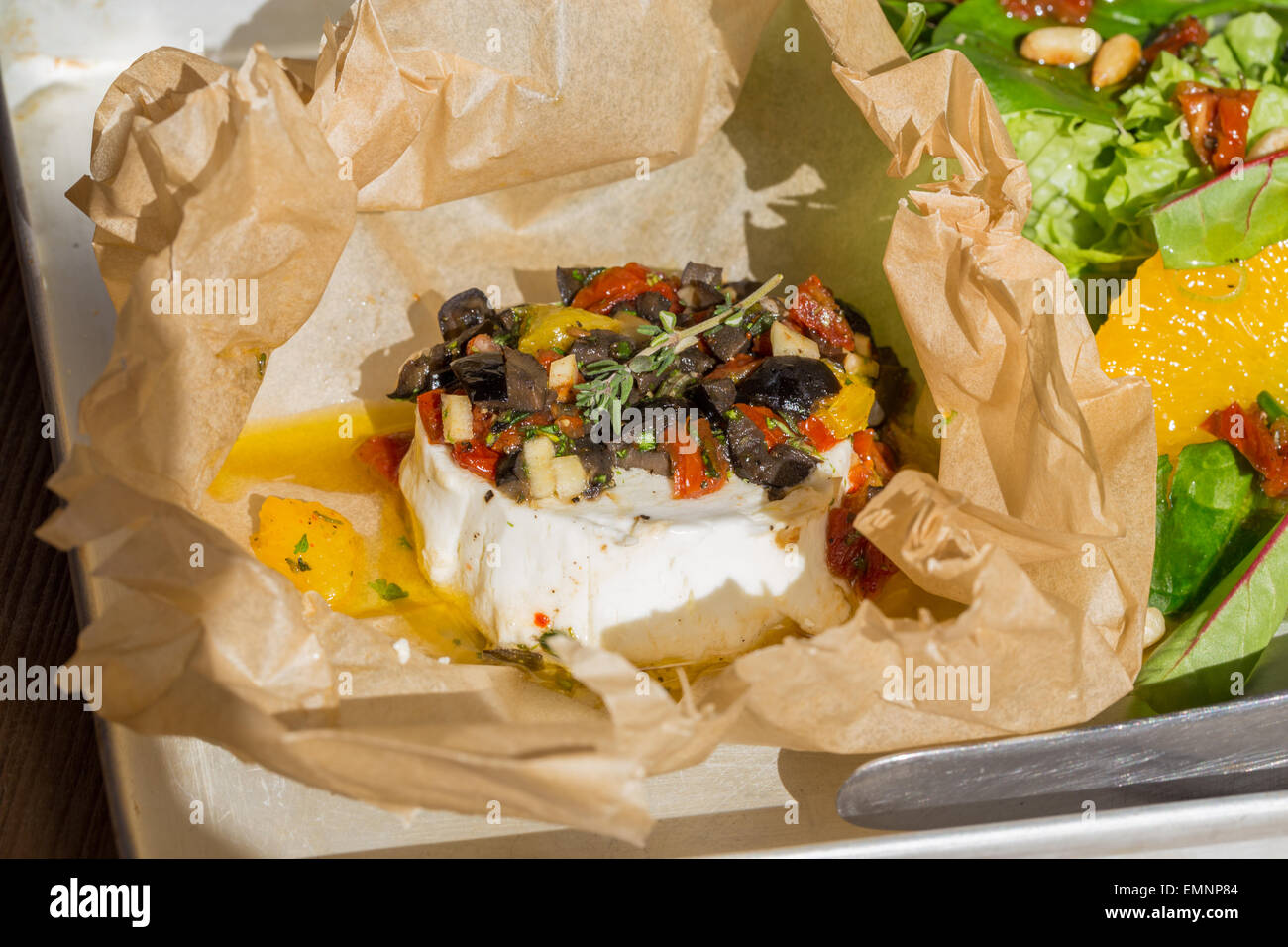 Cotto formaggi di capra mediterraneo in carta pergamena. Foto Stock