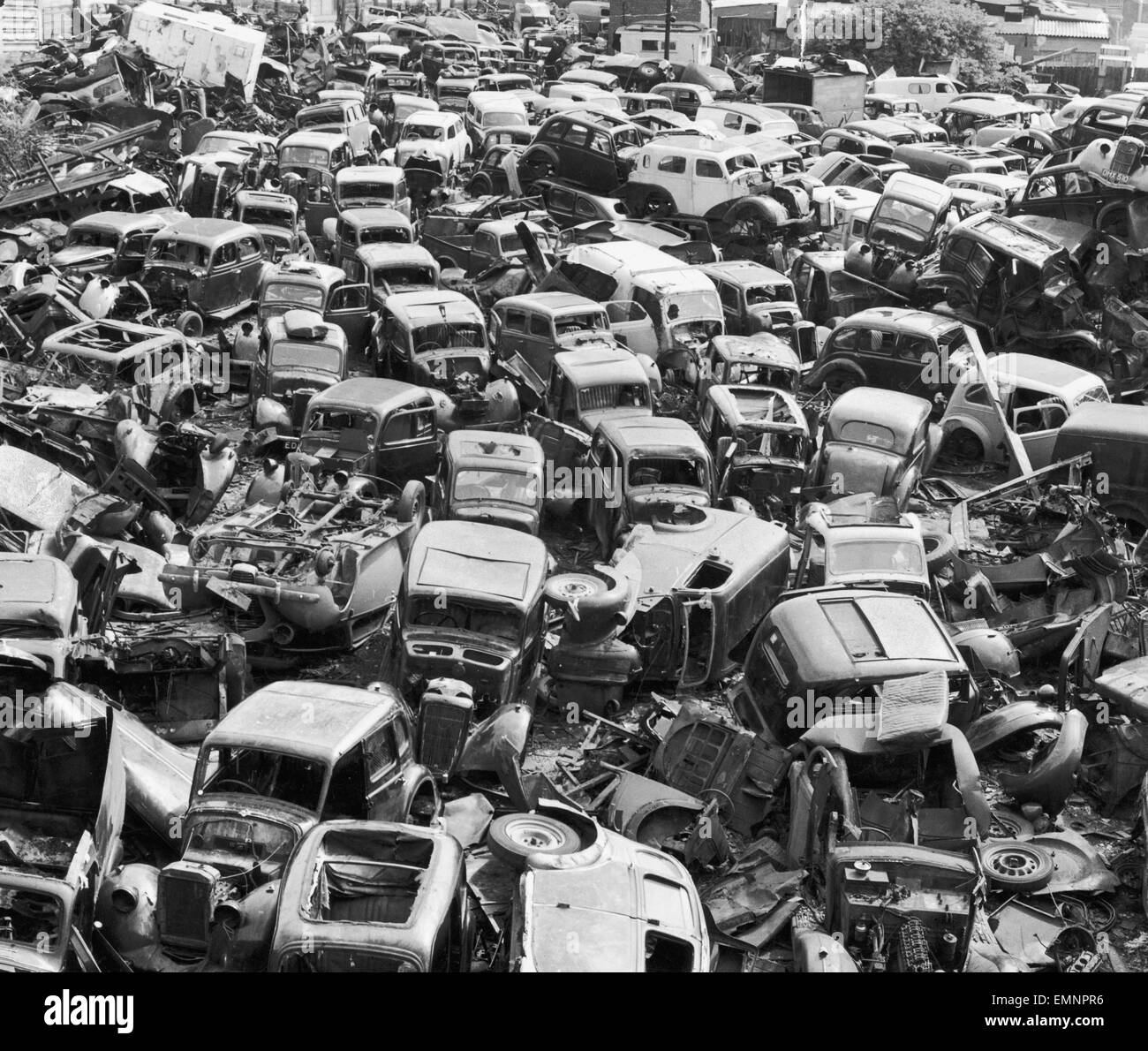 Centinaia di automobili si sono riuniti insieme per essere frantumato a Bristol scrapyard. Il 12 maggio 1963. Foto Stock