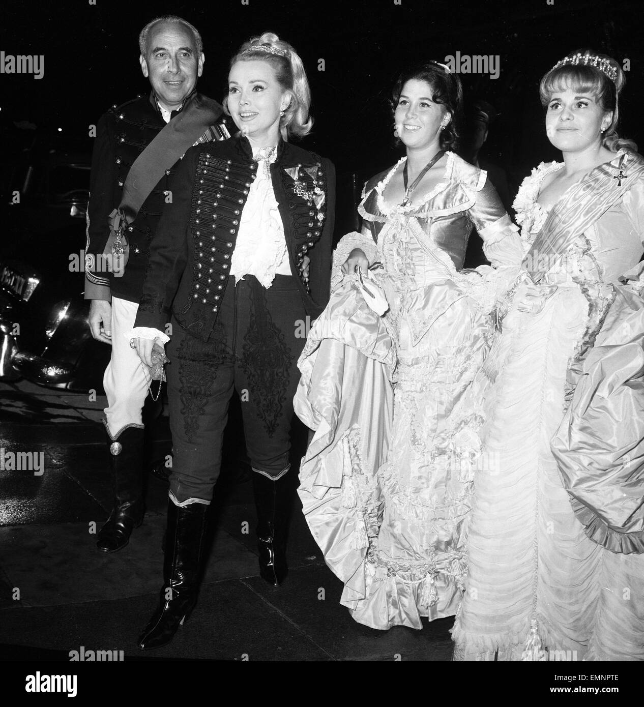 L'attrice Zsa Zsa Gabor detiene un partito questa sera per oltre 200 ospiti a Les Ambassadeurs Club, Hamilton Place, London il 9 luglio 1964. Nella foto vestito in uniforme ussaro. Anche nella foto: il marito Herbert Hunter & figlia Costanza Hilton a.k.a. Francesca Hilton. Foto Stock