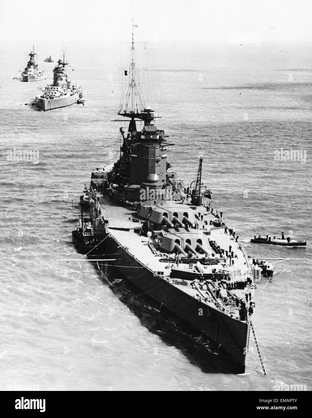 H.M.S Nelson al di ancoraggio con la sorella di navi nel Solent. Circa 1935 Foto Stock