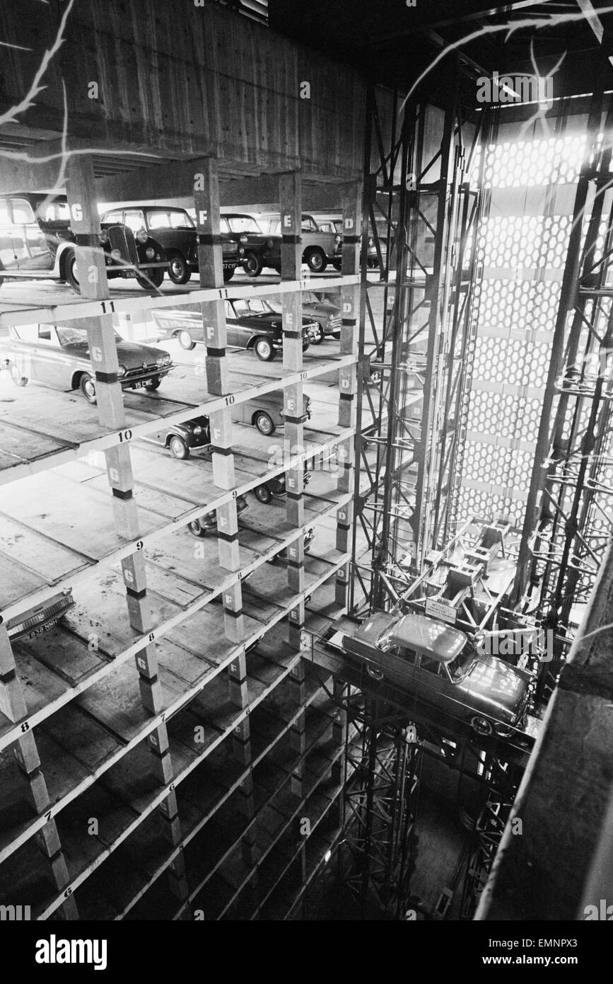 Un undici piani meccanica parco auto in operazione in calzatura Lane, Londra che detiene 279 vetture. Essi sono guidati in uno dei dieci alloggiamenti sono automaticamente parcheggiata per mezzo di due impianti di risalita. 18 gennaio 1963. Foto Stock
