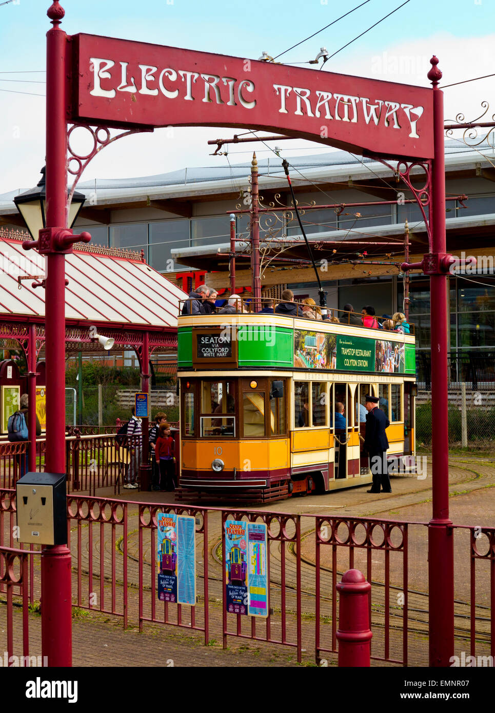 Il tram sul tram elettrico a Seaton nella valle di Ax in South Devon England Regno Unito una attrazione turistica con un tre metri della pista Foto Stock