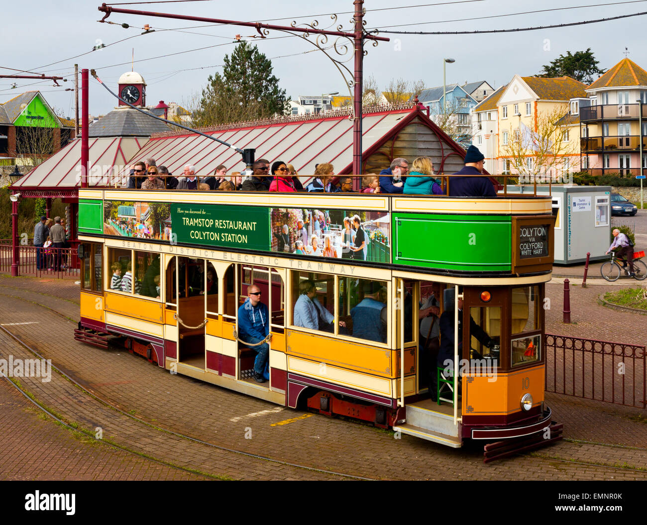 Il tram sul tram elettrico a Seaton nella valle di Ax in South Devon England Regno Unito una attrazione turistica con un tre metri della pista Foto Stock