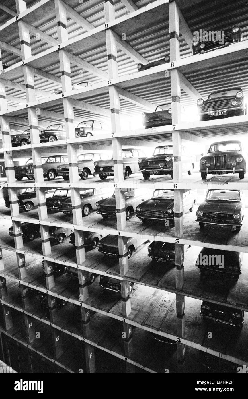 Un undici piani meccanica parco auto in operazione in calzatura Lane, Londra che detiene 279 vetture. Essi sono guidati in uno dei dieci alloggiamenti sono automaticamente parcheggiata per mezzo di due impianti di risalita. 18 gennaio 1963. Foto Stock