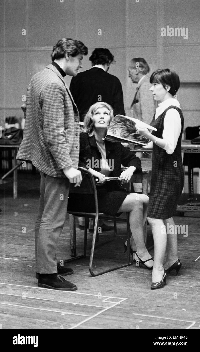 Gli attori provano per nuovo Dr Who Story - Gunfighters - ad un drill hall in Shepherds Bush London xx aprile 1966. Nella foto: Peter Purves chi gioca Steven Taylor, Sheena Marsh che interpreta il ruolo di Kate,& Jackie Lane chi gioca il Dodo nella foto durante la pausa, William Hartnell in background. Foto Stock