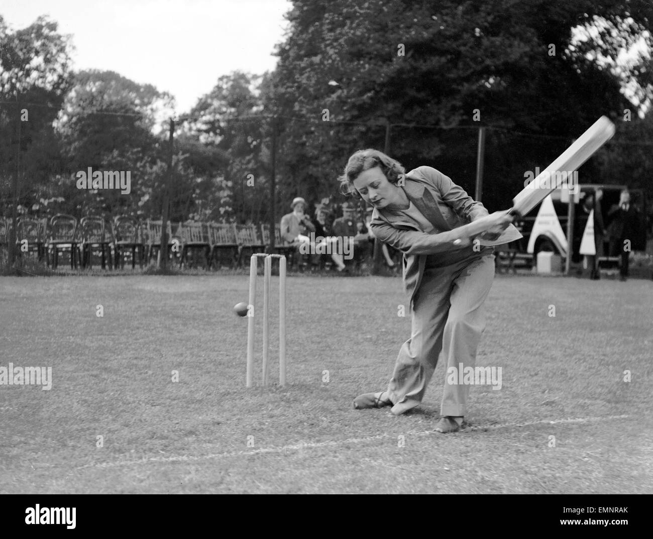 Le ragazze a giocare a cricket. Foto Stock
