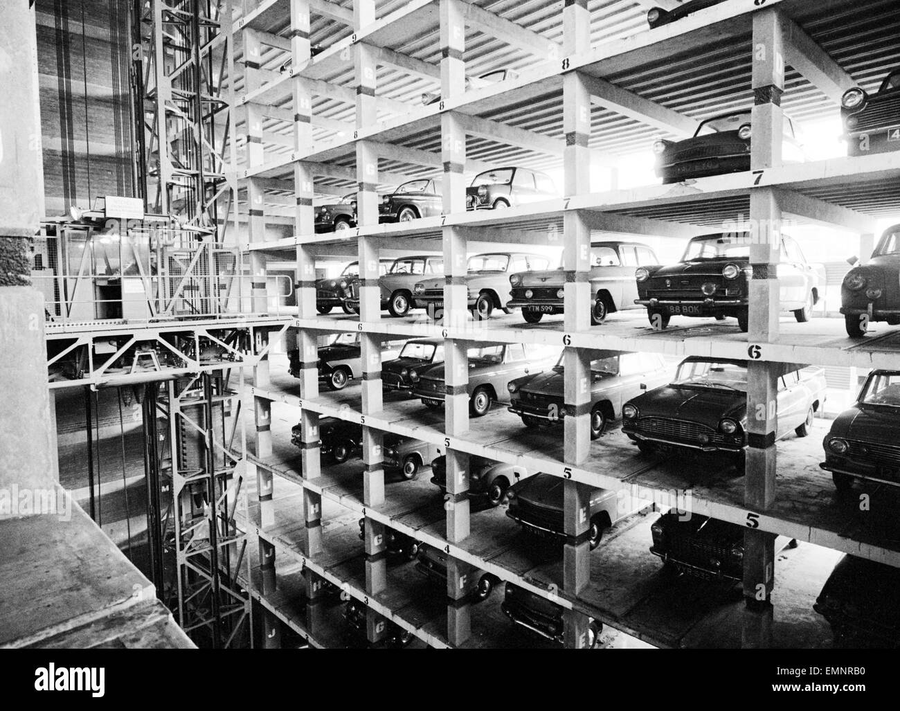 Un undici piani meccanica parco auto in operazione in calzatura Lane, Londra che detiene 279 vetture. Essi sono guidati in uno dei dieci alloggiamenti sono automaticamente parcheggiata per mezzo di due impianti di risalita. 18 gennaio 1963. Foto Stock