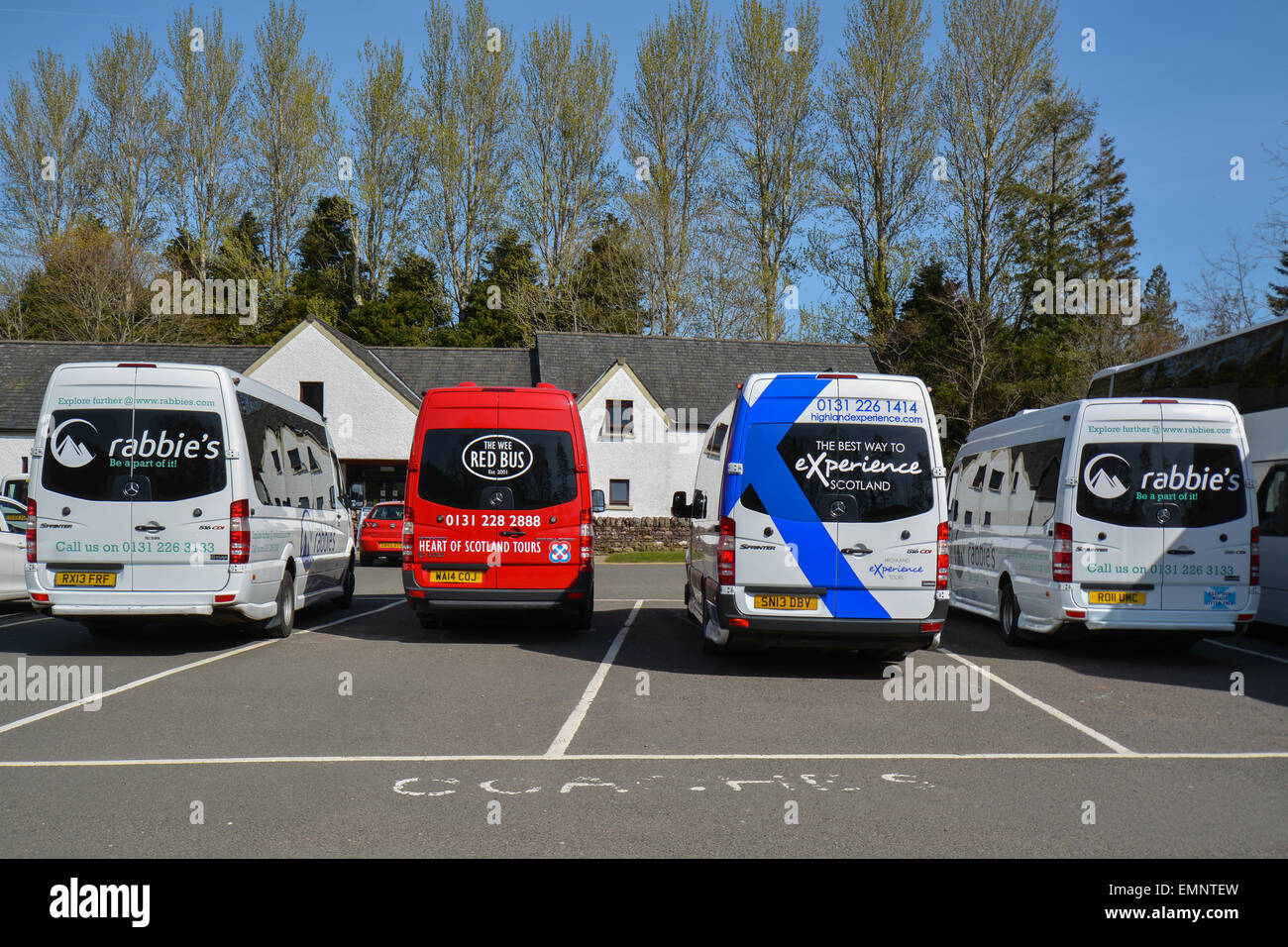 BALMAHA, Loch Lomond & TROSSACHS NATIONAL PARK, Scozia - Turismo - Tour concorrenti autobus al centro visitatori del Parco Nazionale Foto Stock