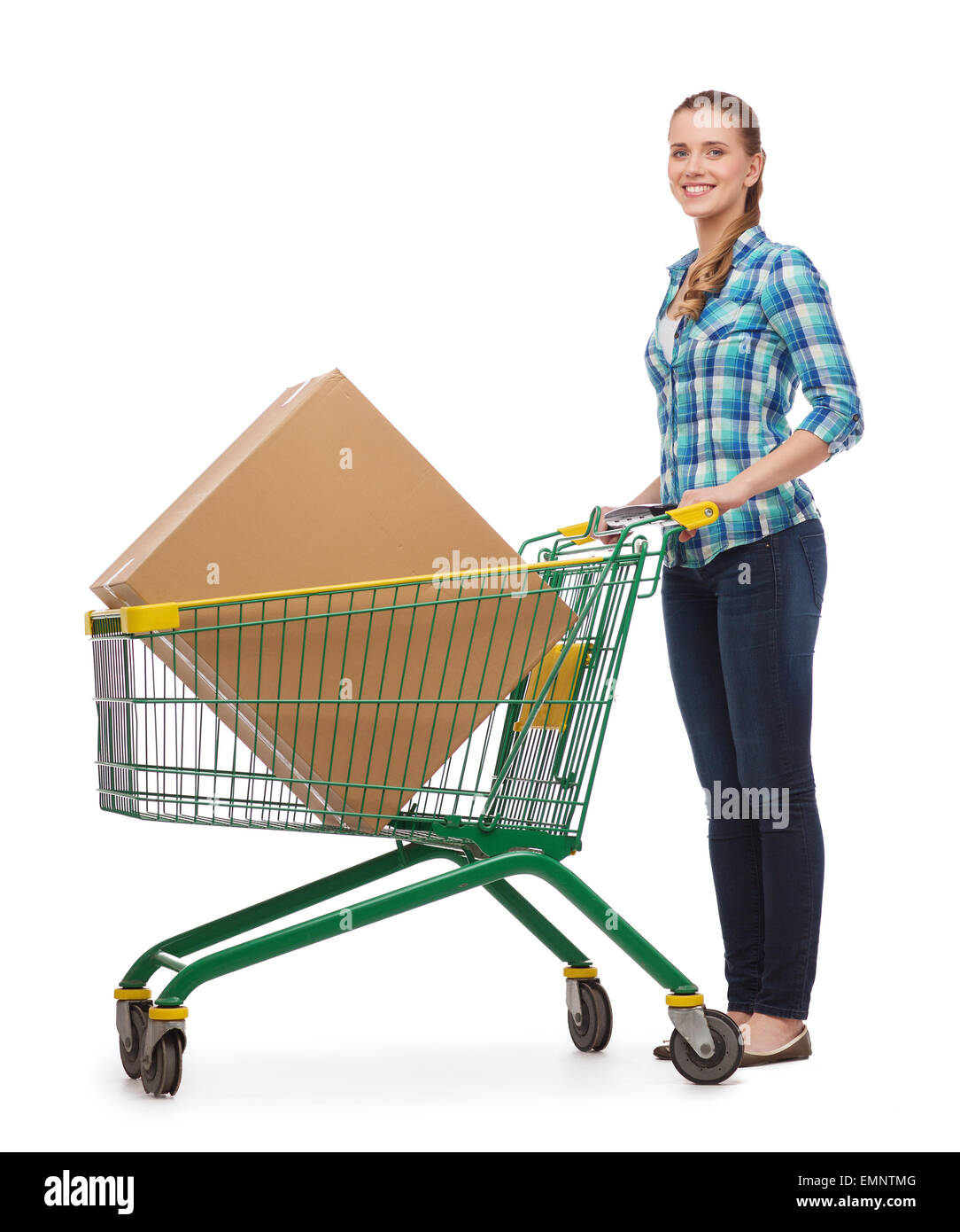 Sorridente giovane donna con carrello e big box Foto Stock