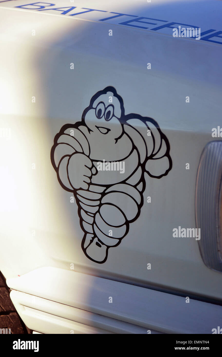 Un uomo Michelin la decalcomania sul lato di una vettura ad un auto show. Foto Stock