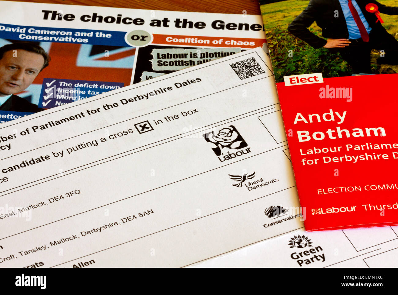 Elezioni generali britanniche voto cartaceo con caselle contrassegnate per il voto per diversi partiti politici candidati con volantini elettorali Foto Stock