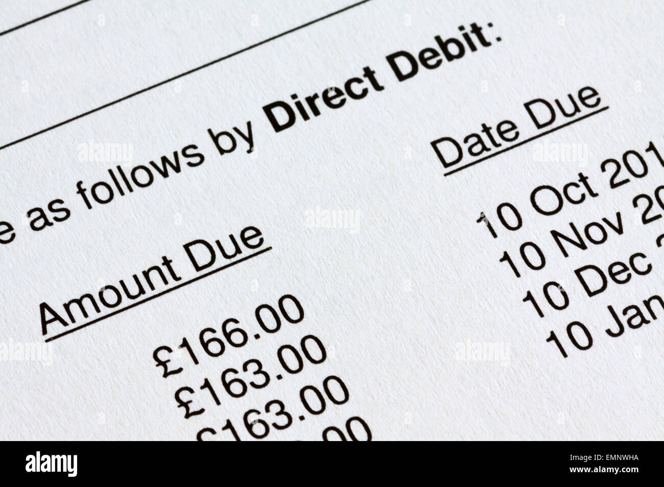 Vista ravvicinata di un disegno di legge che mostra i pagamenti effettuati tramite addebito diretto a causa di essere pagato nel Regno Unito stirling Foto Stock