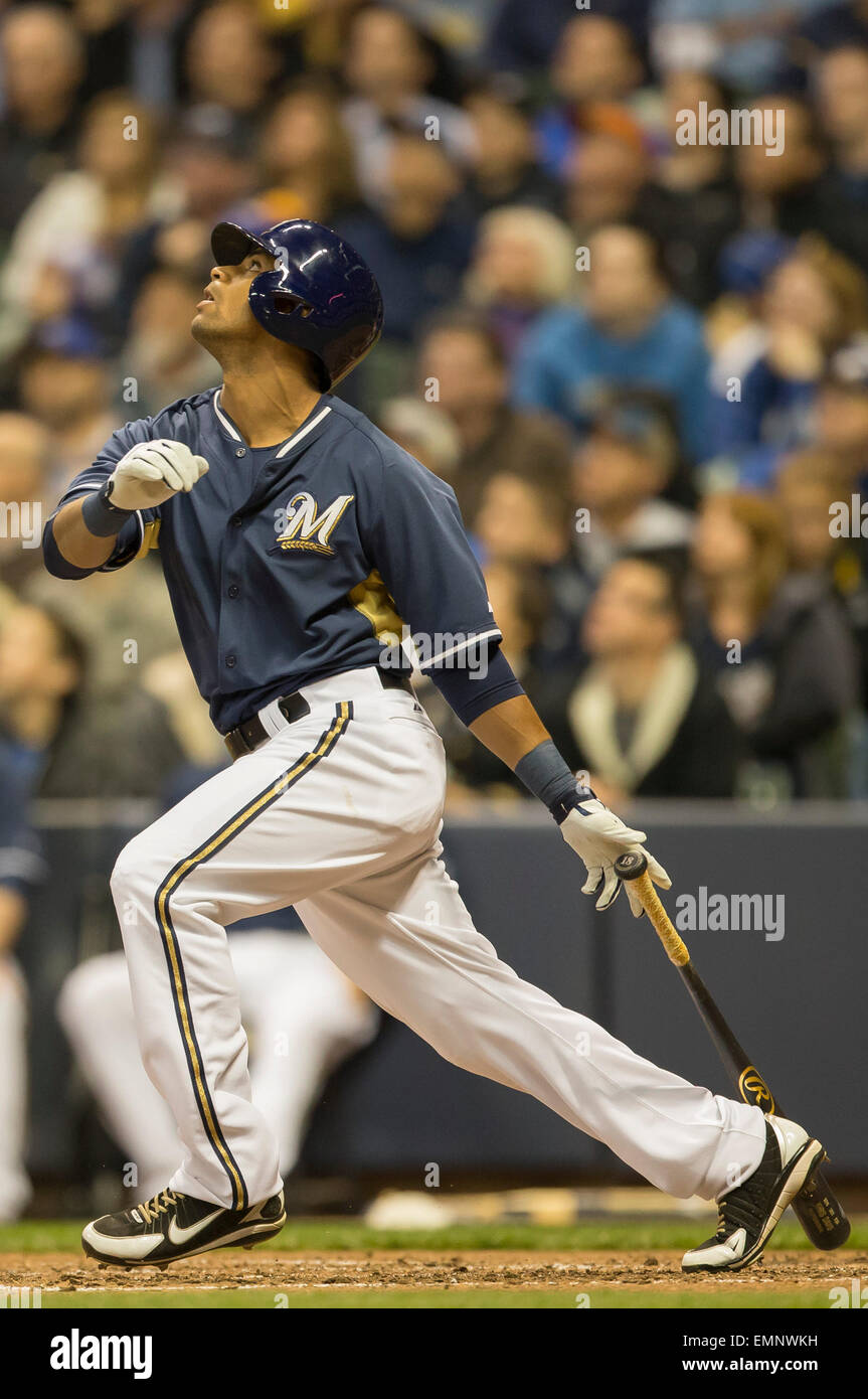 Aprile 21, 2015: Milwaukee Brewers sinistra fielder Khris Davis #18 fino a bat durante il Major League Baseball gioco tra il Milwaukee Brewers e i Cincinnati Reds a Miller Park di Milwaukee, WI. John Fisher/CSM Foto Stock