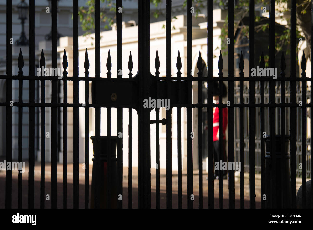 Chiuso il cancello di ferro a St James Palace di Londra, con un soldato in uniforme cerimoniale di guardia all'interno. Foto Stock