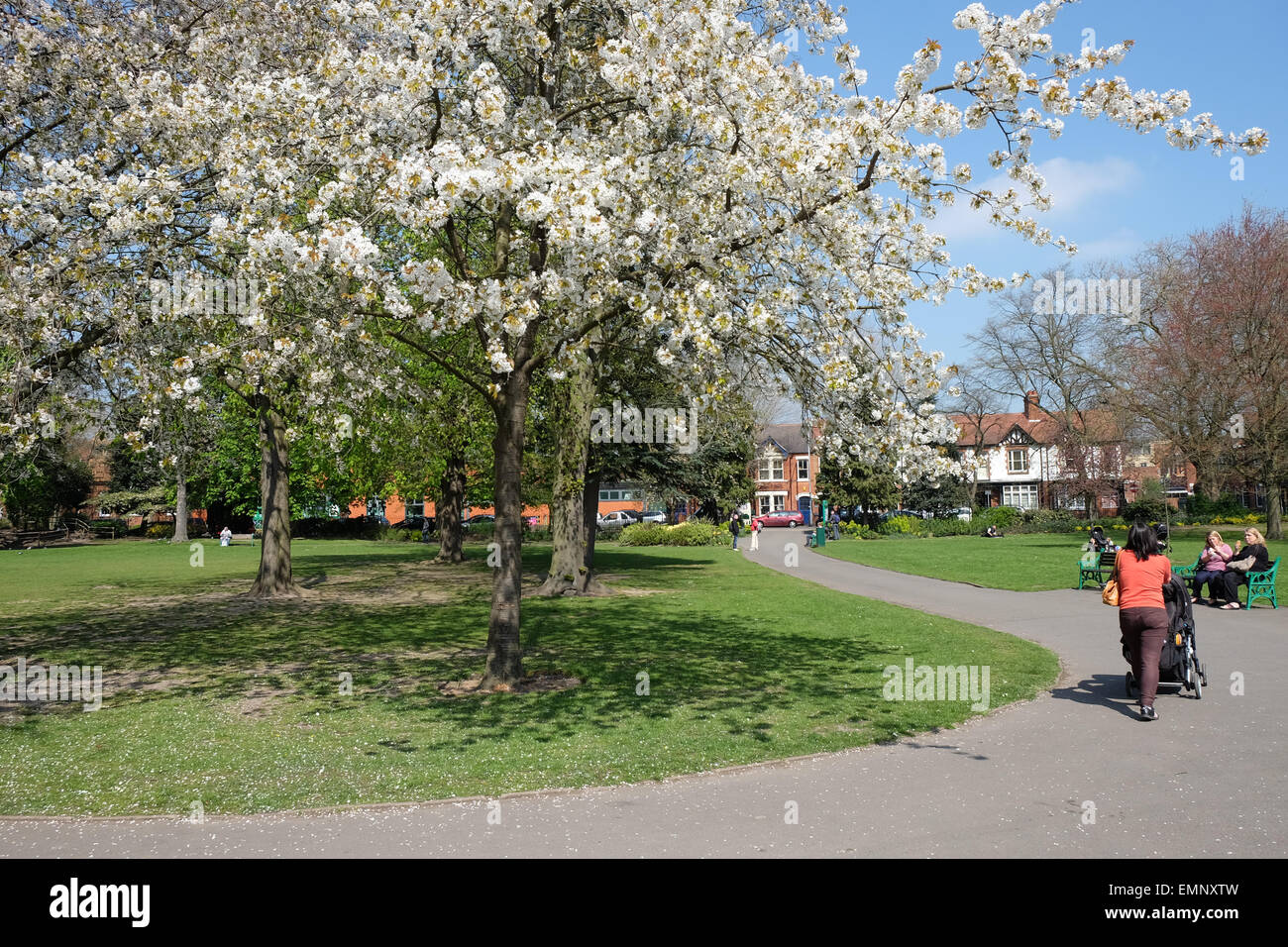 La donna a spingere un passeggino in queens park loughborough Foto Stock