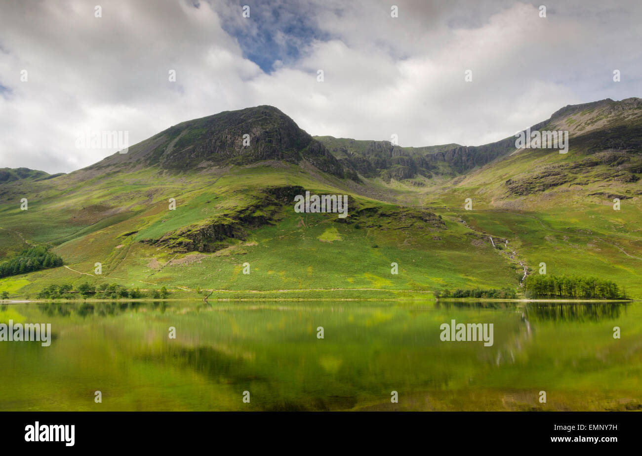 Buttermere riflessioni, Lake District, Inghilterra Foto Stock