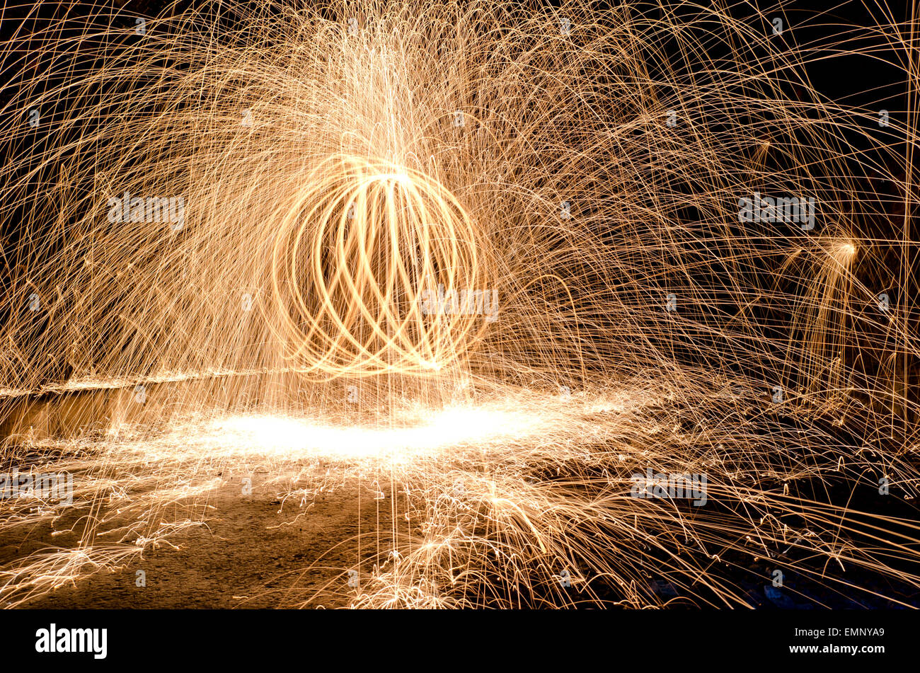 La formazione di scintille nel tunnel del treno Foto Stock