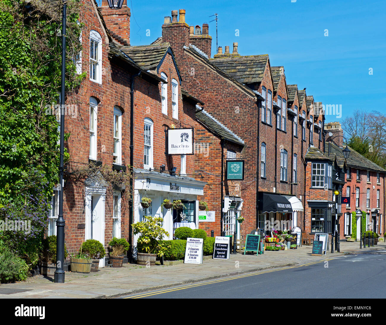 Street nel villaggio di Prestbury, Cheshire, Inghilterra, Regno Unito Foto Stock