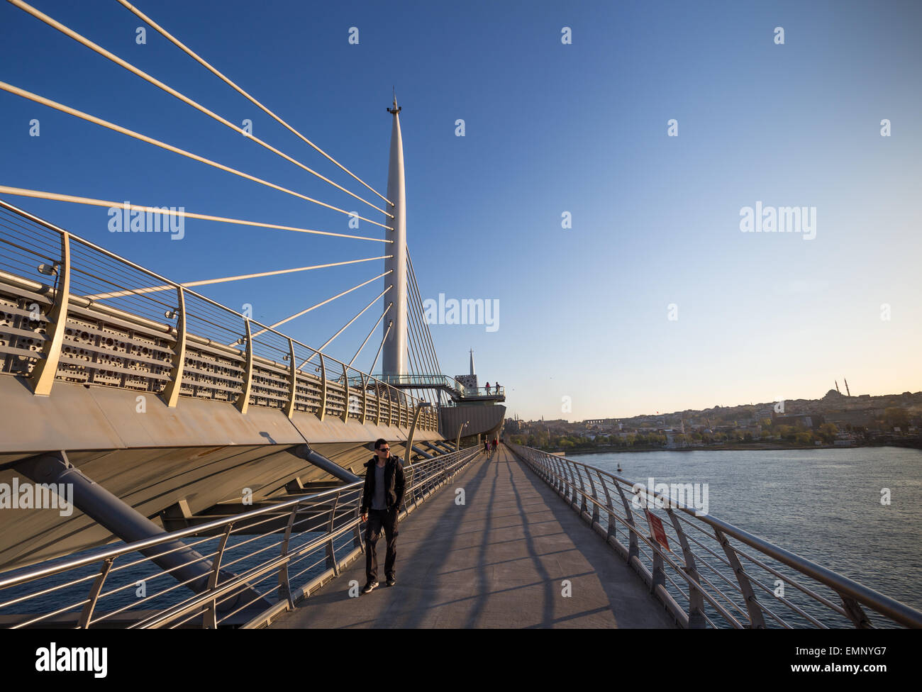 Un uomo che cammina attraverso il Golden Horn Metro bridge in Istanbul Turchia Foto Stock