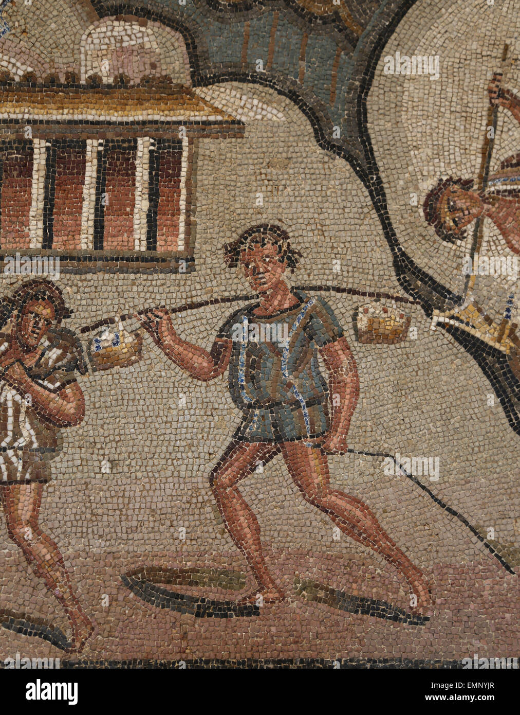 Mosaico romano con marine e scene rurali. Tardo imperiale, fine 2a-3a c. d. Dettaglio. Workman con tunica corta. Foto Stock