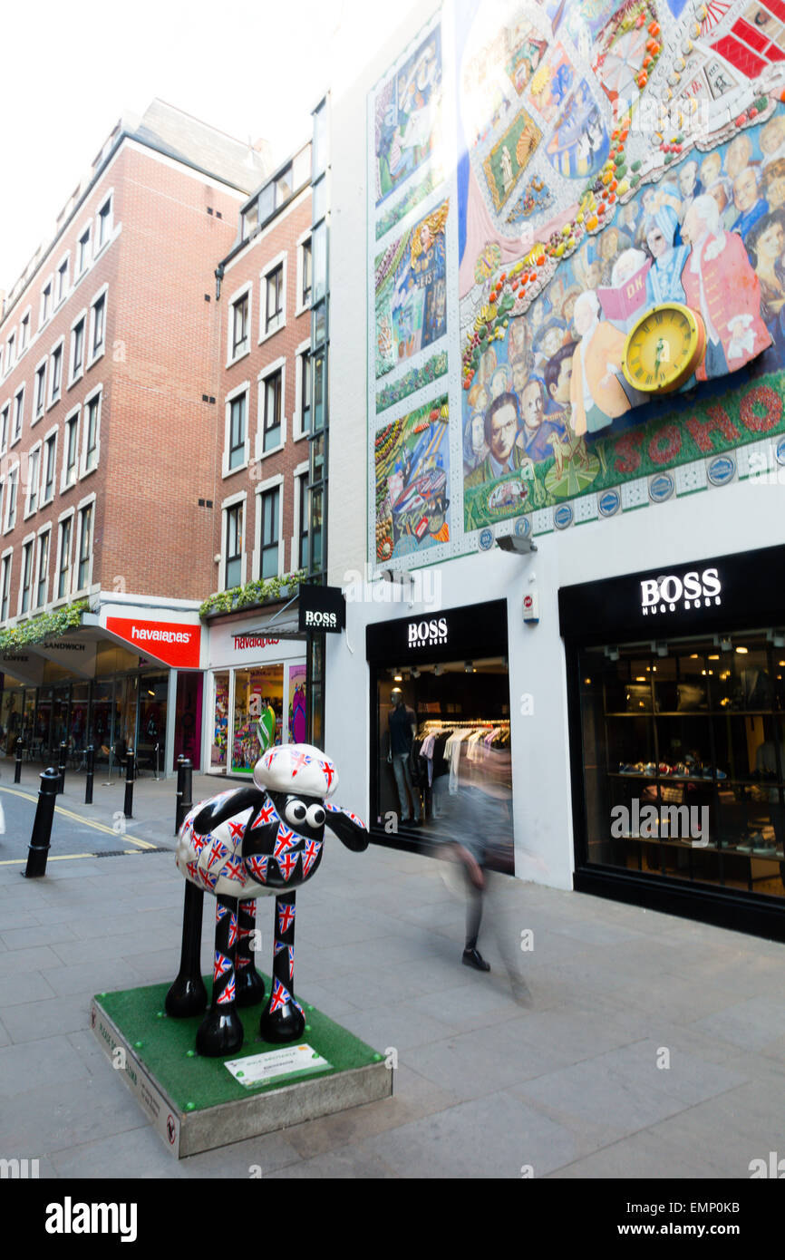 Londra, Regno Unito. Il 22 aprile, 2015. Regno Unito: Meteo a Shaun la pecora in unione bandiera colori statua vicino a Carnaby Street la sera prima di St George's Day. La statua è uno dei 120 che apparirà in tutto il Regno Unito e rimarrà fino a quando il 25 di maggio. Le sculture andrà a d'Aste più avanti nel corso dell'anno per raccogliere fondi per Wallace & Gromit Wallace Figli della Carità e il Grand appello, Bristol ospedale per bambini la carità, aiutando i bambini malati negli ospedali di tutto il Regno Unito Credito: Dave Stevenson/Alamy Live News Foto Stock
