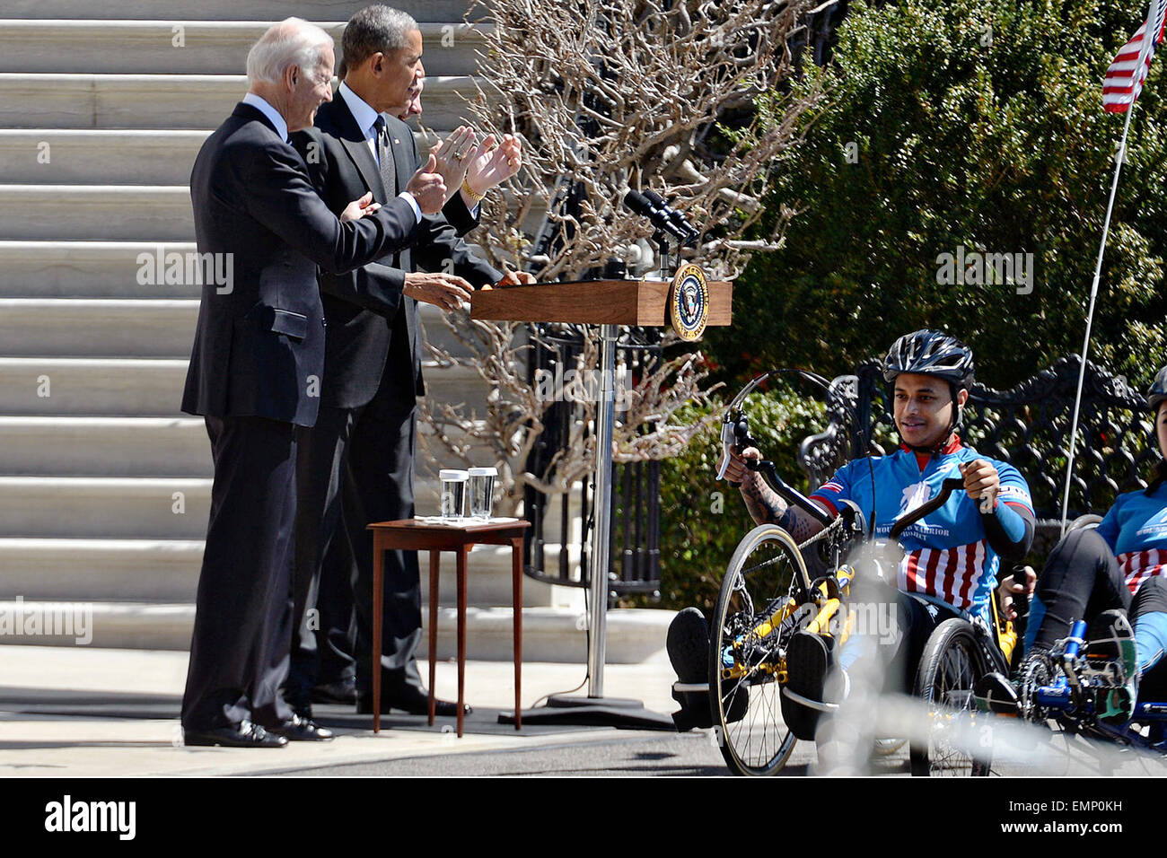 Il Presidente Usa Barack Obama e il Vice Presidente Joe Biden allietare l'inizio di un veterani feriti in bicicletta sul prato Sud della Casa Bianca Aprile 16, 2015 a Washington, DC. Foto Stock
