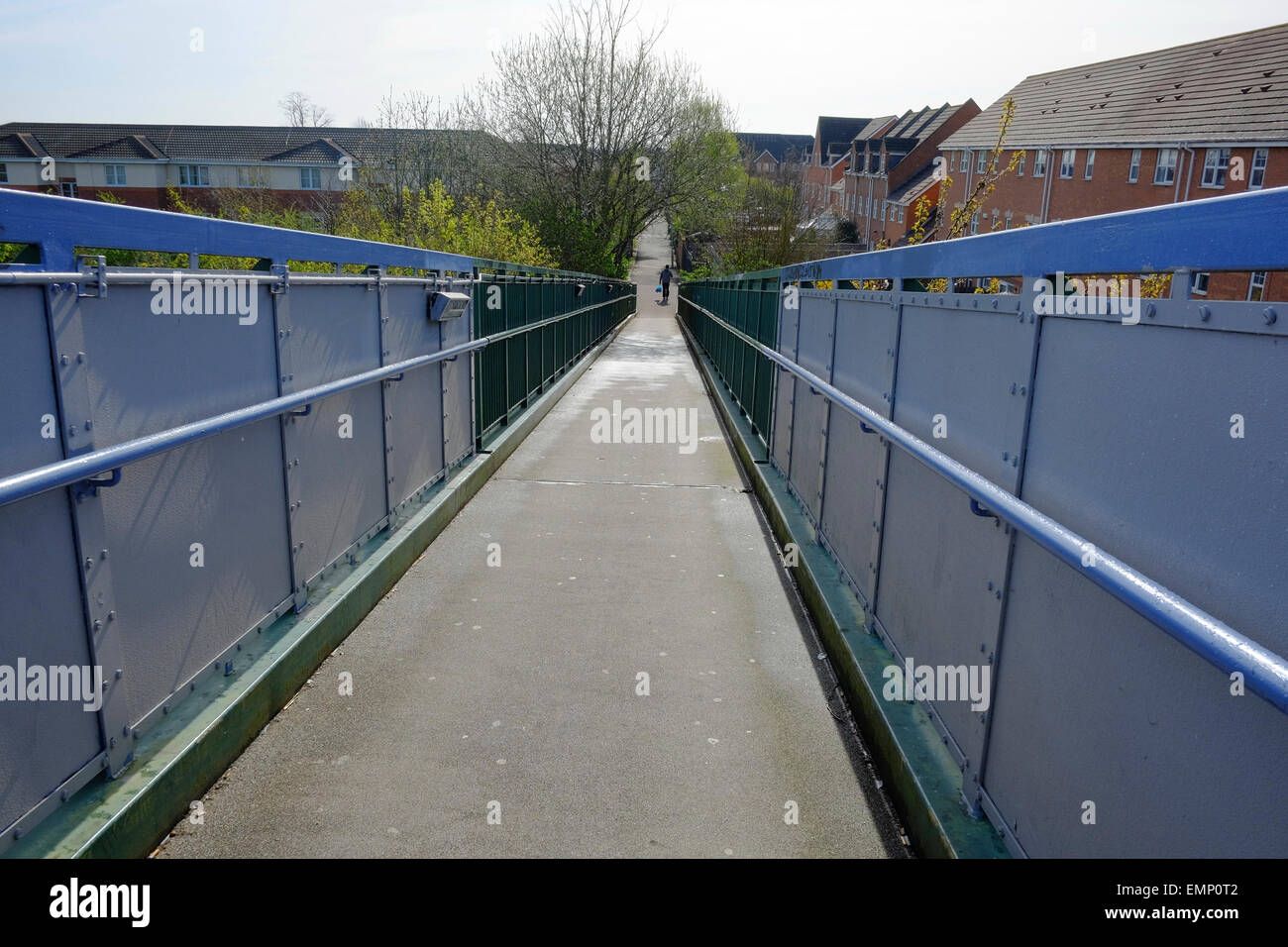 Stretto vicolo in esecuzione attraverso un alloggiamento estate in Bedford Foto Stock