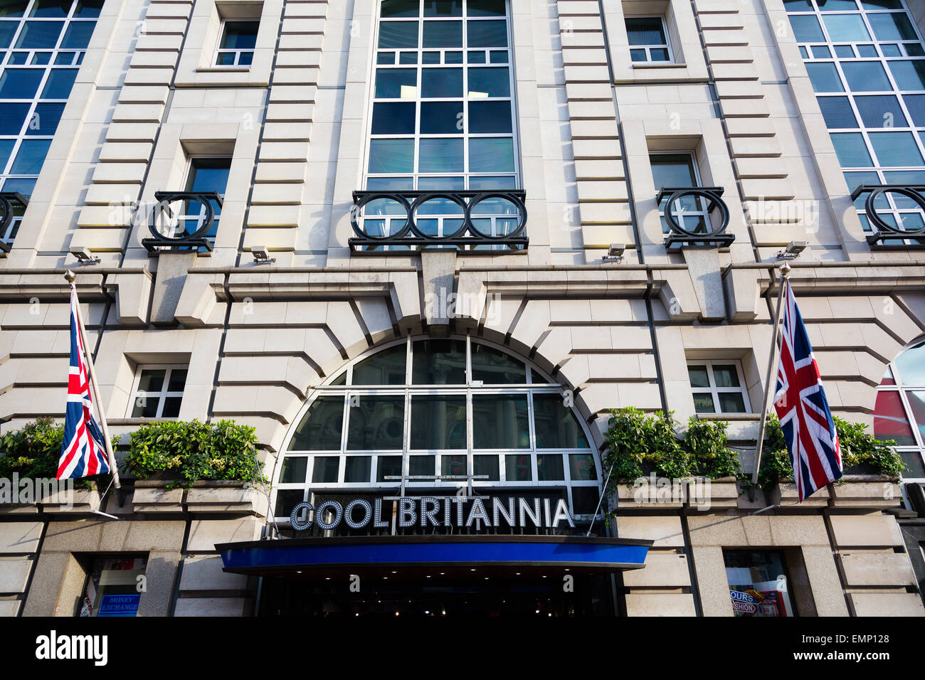 Londra, Regno Unito. Il 22 aprile, 2015. Regno Unito: Meteo Cool Britannia shop con unione bandiere appendere fuori la sera prima di St George's day. Credito: Dave Stevenson/Alamy Live News Foto Stock