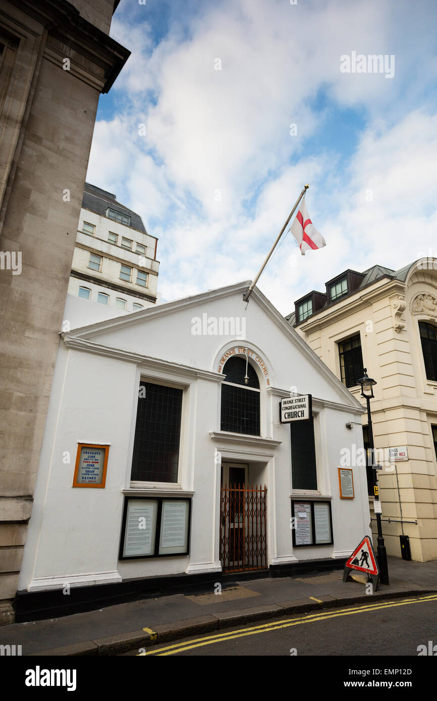 Londra, Regno Unito. Il 22 aprile, 2015. Regno Unito: Meteo a St George's bandiera della Croce pende al di fuori della Orange Street Chiesa congregazionale il giorno prima di St George's Day. Credito: Dave Stevenson/Alamy Live News Foto Stock