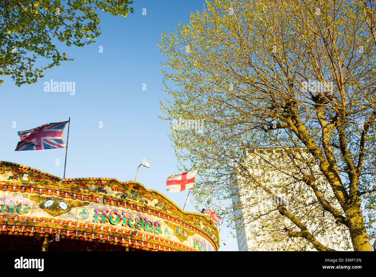 Londra, Regno Unito. Il 22 aprile, 2015. Regno Unito Meteo: una bandiera europea e a St George's Cross bandiera volare nella brezza da una giostra sulla banca del sud. Credito: Dave Stevenson/Alamy Live News Foto Stock