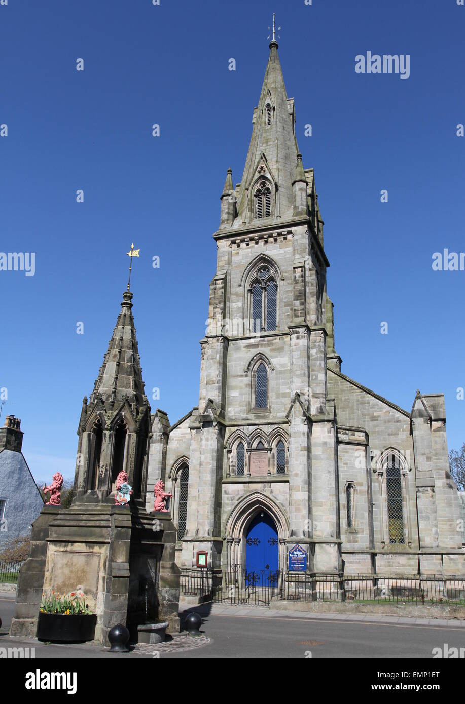 Bruce la fontana e la Chiesa Parrocchiale Falkland Fife Scozia Aprile 2015 Foto Stock