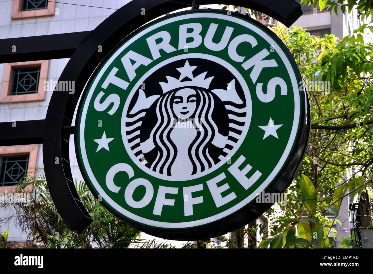 Bangkok, Thailandia: Starbucks Coffee shop logo pende al di fuori della loro upscale Lang Suan Road café Foto Stock