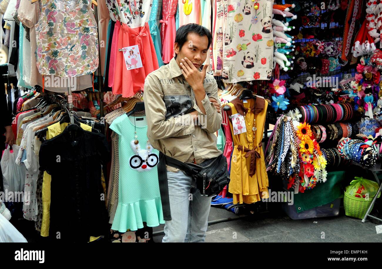 Bangkok, Thailandia: Vendor in un umore pensieroso al suo outdoor Abbigliamento donna stand su Thanon Ratchaprasong Foto Stock