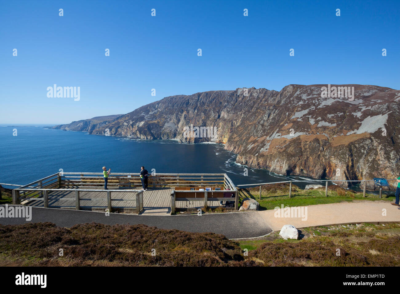 Piattaforma di Osservazione al Slieve League scogliere nel nord-ovest dell'Irlanda in Co. Donegal. Foto Stock