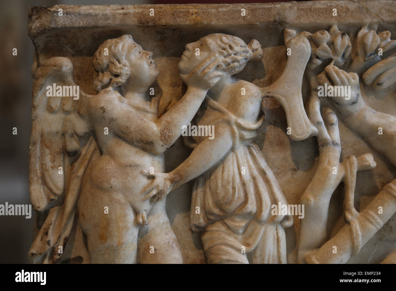Sarcofago romano. Periodo Severan. 190-200 d.c. Abbracciando le figure di alato Eros e della psiche. Foto Stock
