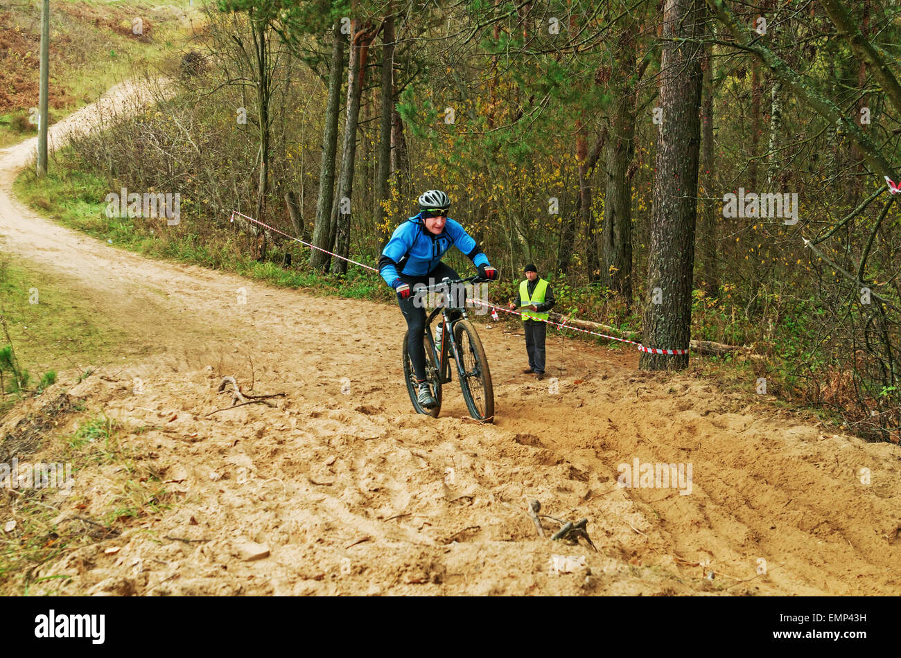 La Repubblica della Bielorussia campionato di cross-country ciclismo 19.10. 2014 - Il percorso della foresta. Gli uomini del ciclo di fase di gara. Foto Stock